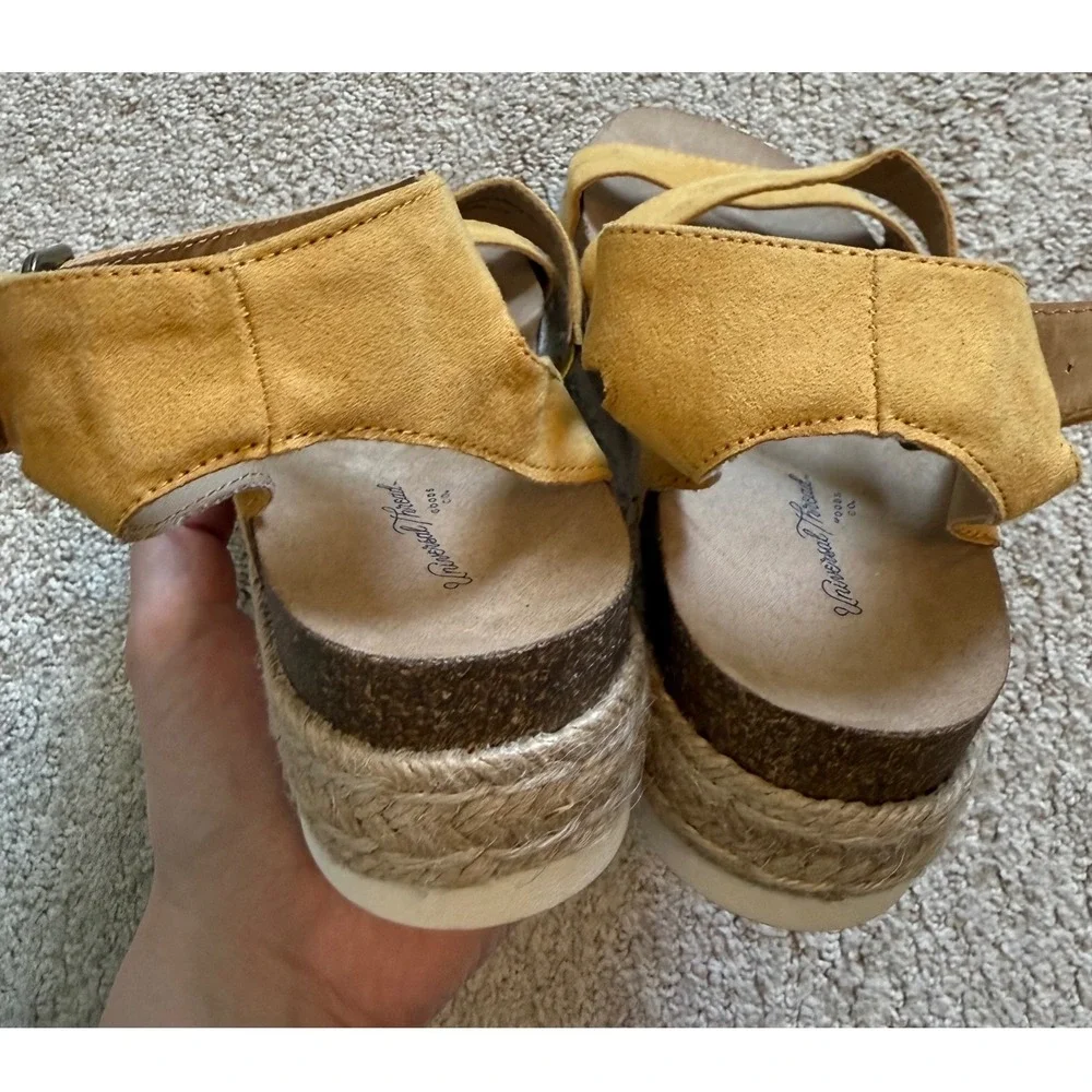 Universal Thread Mustard Yellow Espadrille Platform Sandals Womens Size 7 Buckle